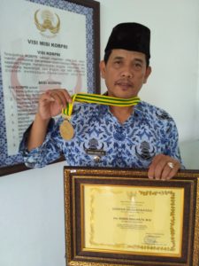 Camat Cangkuang, Kabupaten Bandung, Drs. Baban Banjar FS. M.Si, Master Catur yang dapat penghargaan dari Bupati Bandung, Drs. Dadang M Naser, SH, M.Ip (foto/ saufat endrawan/ opininews.com)